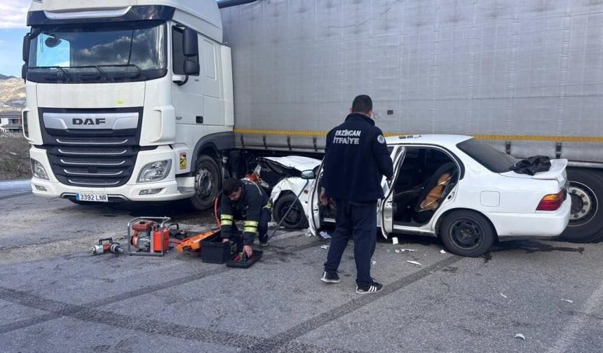 Sivas-Erzincan Yolunda Tır Dehşeti: 2 Yaralı