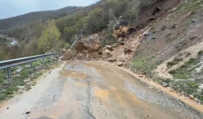 Sivas’ta heyelan ve taşkın yolları kapattı