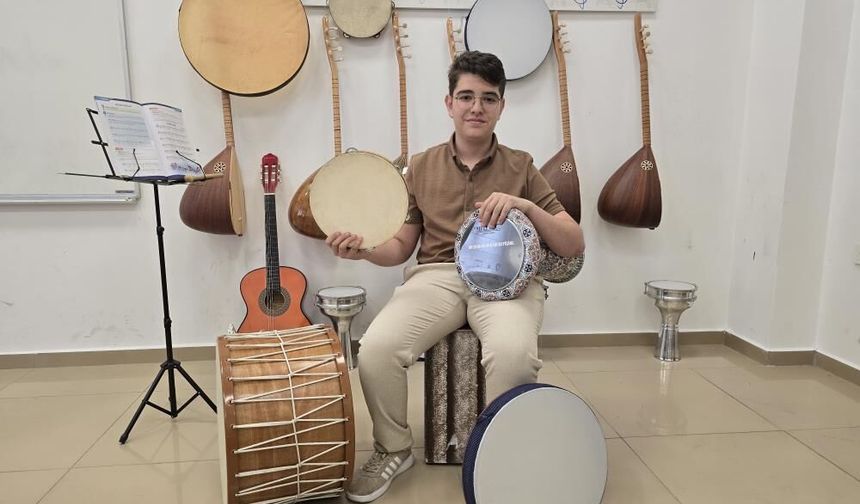 Parmaklarıyla harikalar yaratarak hayran bırakıyor
