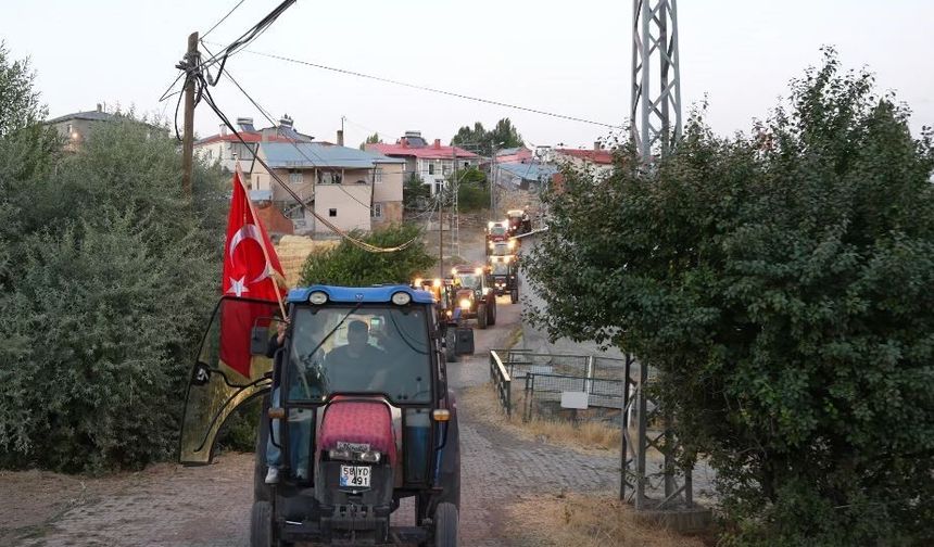 Sivas'ın Bu Köyünde Damadı Gezdirmenin Yolu Tarladan Geçiyor!