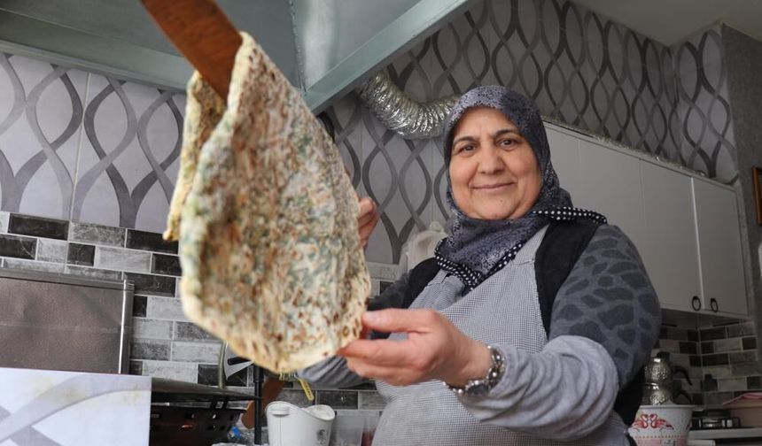 Sivaslı Anne Yıllardır Gözleme Satarak 10 Çocuğunu Büyüttü