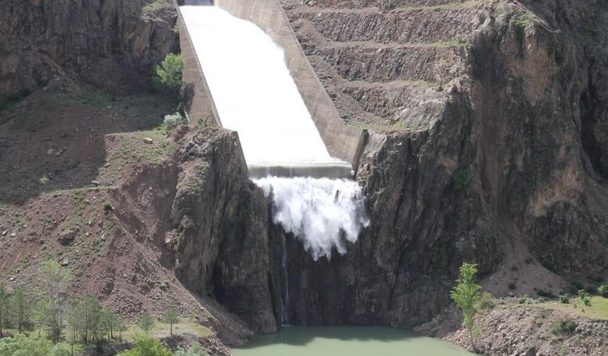 Sivas ve Giresun arasında baraj alarmı su tahliyesi başladı