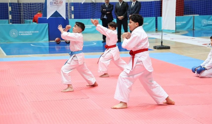 Sivas’ta genç sporcular 19 Mayıs’ta hünerlerini sergiledi