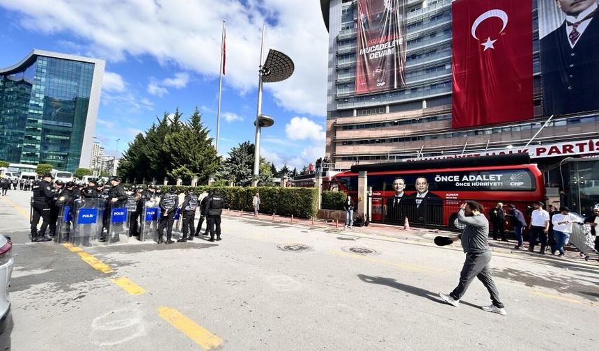 CHP Genel Merkezi Önünde Su Şişeleri Havada Uçuştu!