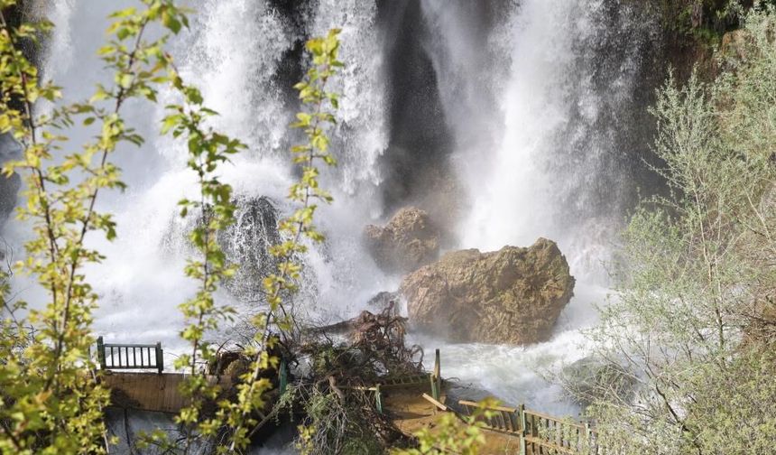 Sivas'ta Bozkırın Ortasındaki Cennet, Sızır Şelalesi'nin Köprüsü Yıkıldı!