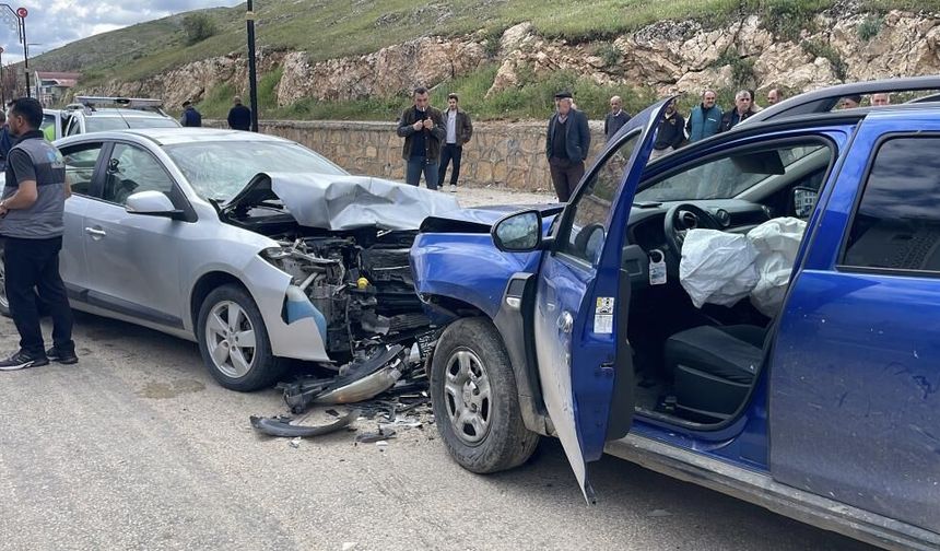 Sivas'ta kafa kafaya çarpıştılar, 8 kişi yaralandı