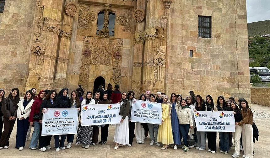 Sivas Esnaflar Birliği öğrencileri Divriği'de gezdirdi
