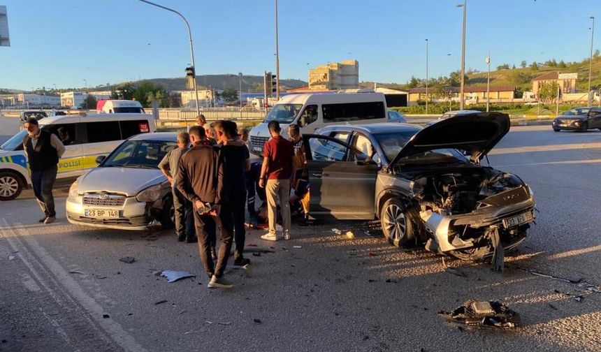 Feci Çarpışma! Cip ile Otomobil Birbirine Girdi 4 Yaralı