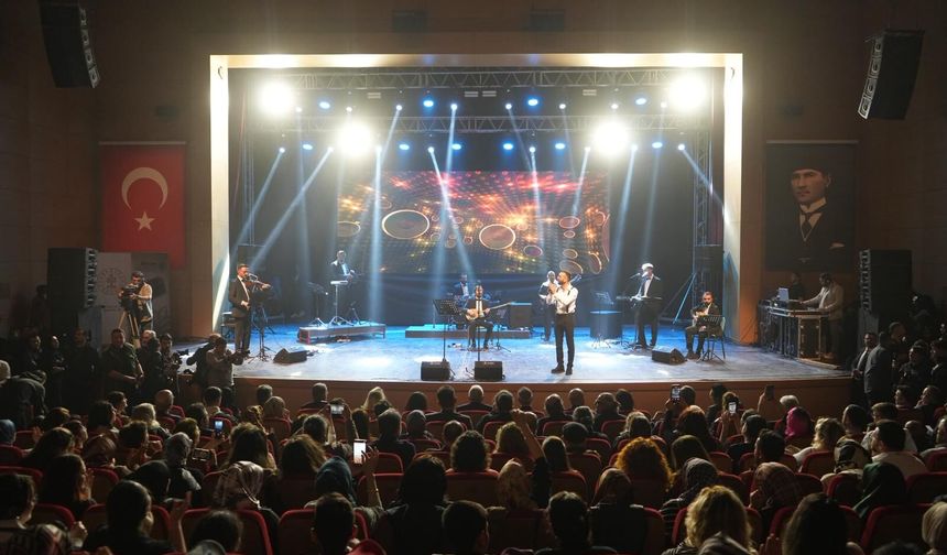 Sivas'ta Film Festivali Kapsamında Unutulmaz 90'lar Konseri!