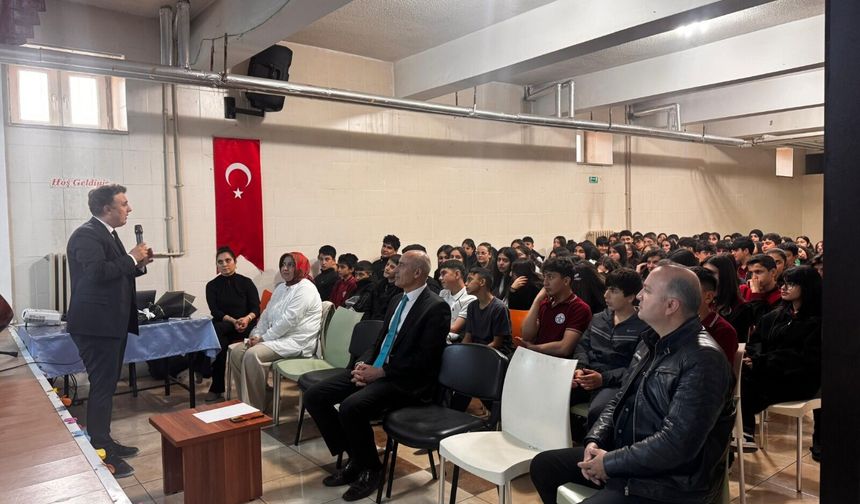 SCÜ’den öğrencilere bağlama ve Türk müziği söyleşisi