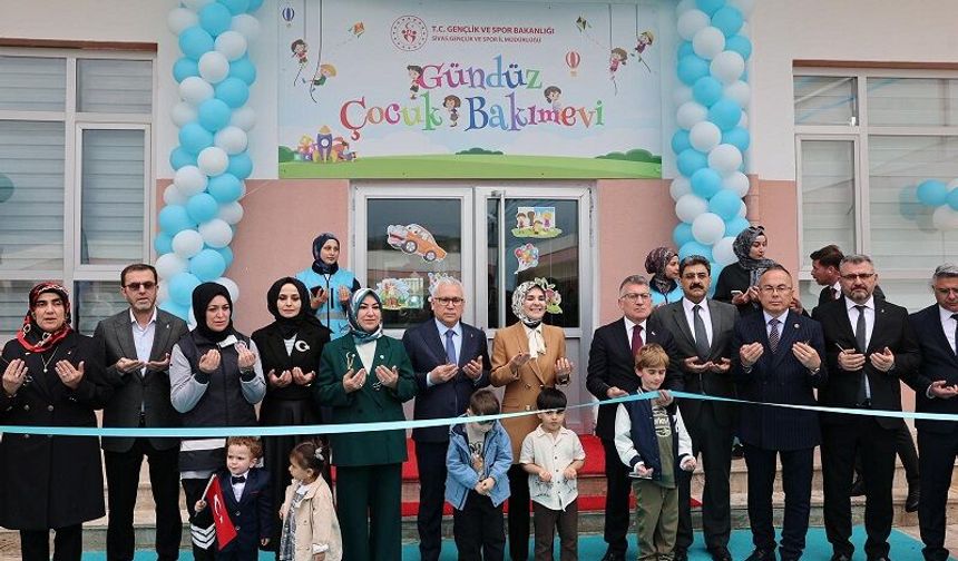 Türkiye'de ilk: Bakan Göktaş Gündüz Bakım Evi açtı