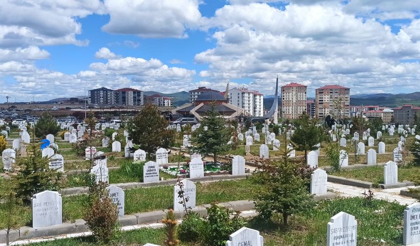 Yukarı Tekke Mezarlığı’nda Bayramın Son Gününde Sessiz Vefa