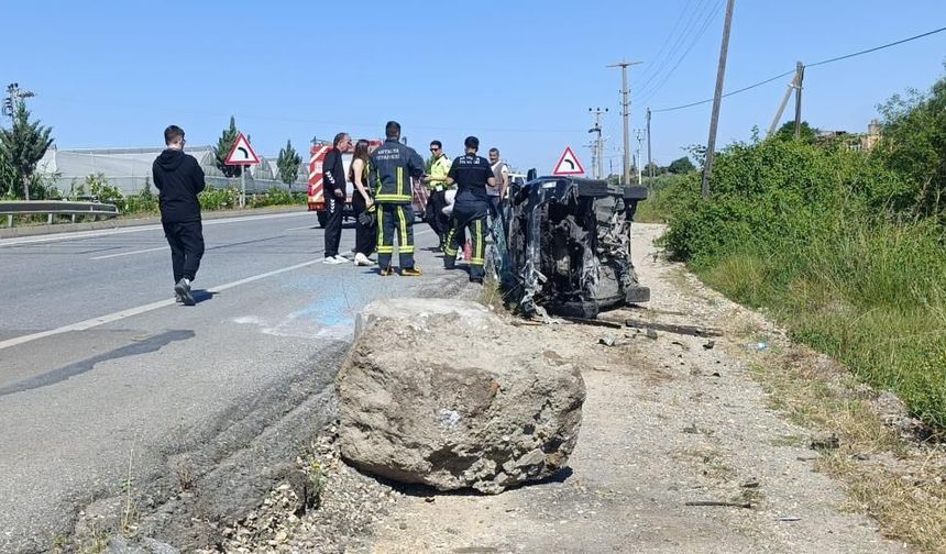 Beton Bloğa Çarpan Araç Takla Attı