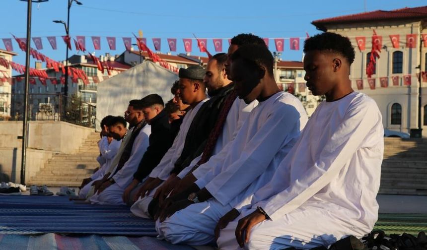 Sivas’ta Bayram Namazında Dünya Buluştu!