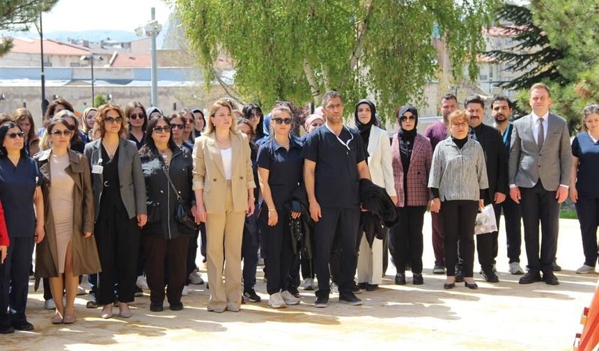 Sivas'taki Hemşireler Atatürk Anıtına Çelenk Bıraktı!