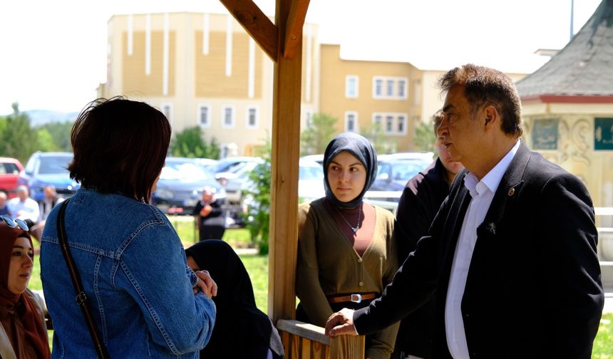 Rektör Şengönül YKS’de kampüste ailelerle bir araya geldi