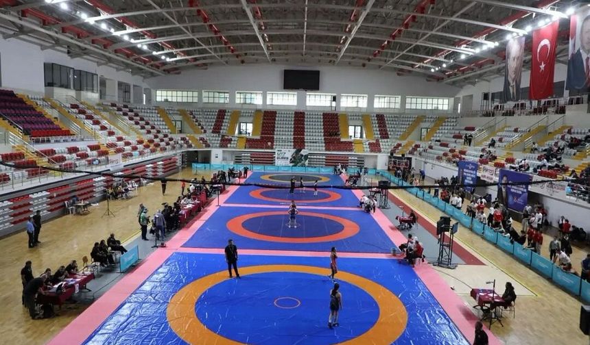 Sivas'ta Yıldızlar Kadın Güreşleri başladı