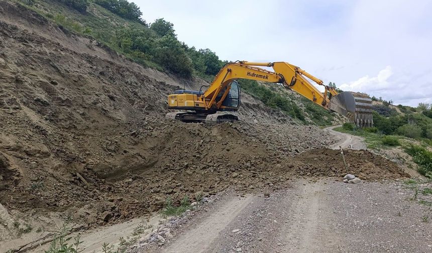 Divriği’de kritik yol çalışması hız kazandı