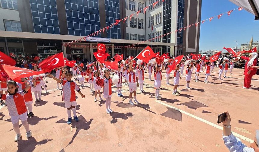Sivas'ta o okulda minik yüreklerden millî destek