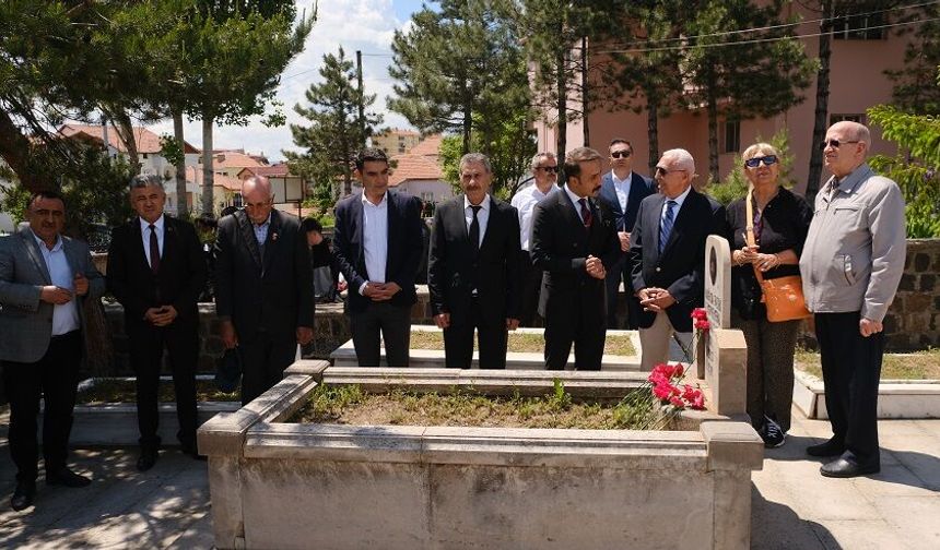 Sivas'ta emekli Korgeneral Polat mezarı başında anıldı
