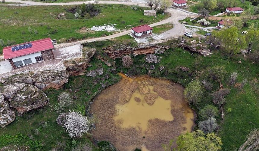 Sivas'ta Dipsiz Göl yağışların ardından sarı renge büründü