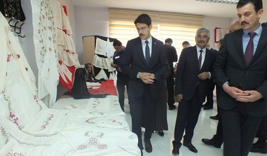 Ulaş'ta el sanatları sergisi açıldı