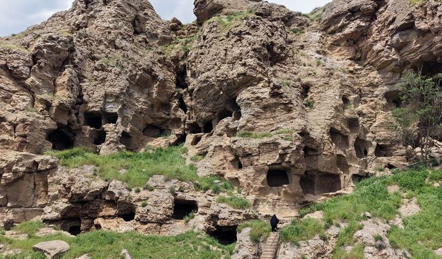 Sivas'ta 3 bin 200 yıllık "mağara apartmanları" dikkati çekiyor