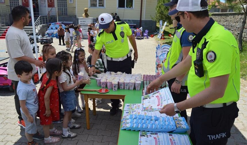 Gemerek'te anaokulu öğrencilerine trafik eğitimi verildi