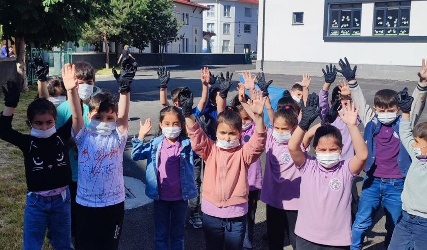 Sivas'ta öğrenciler çevre temizliği yaptı
