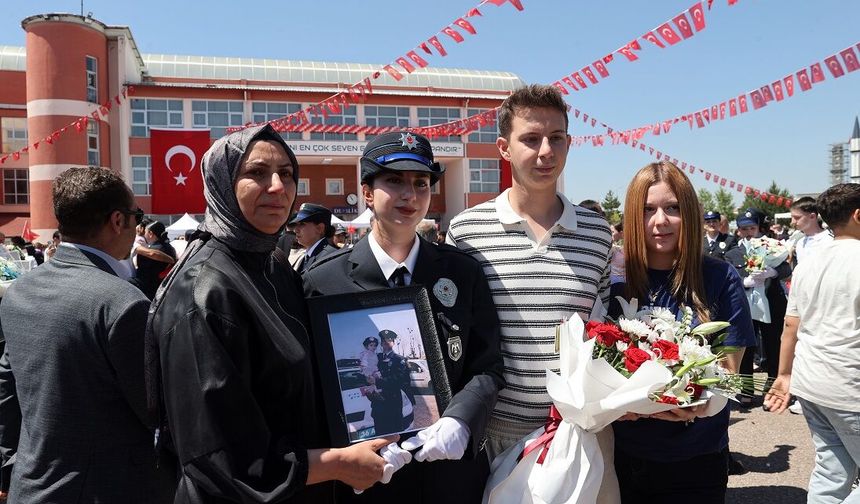 Şehit polis memuru Cemil Okur'un kızı mezuniyet heyecanı yaşadı