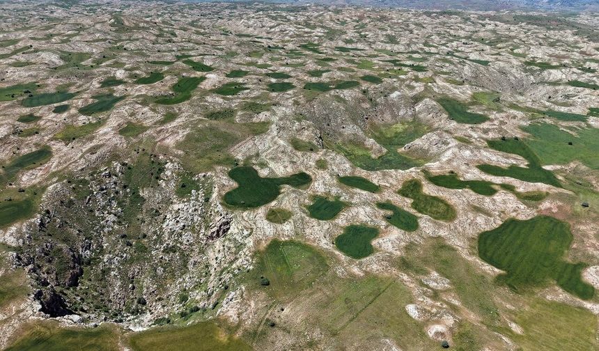 Sivas'ta obruklar ve tabanındaki göl maceracıları bekliyor