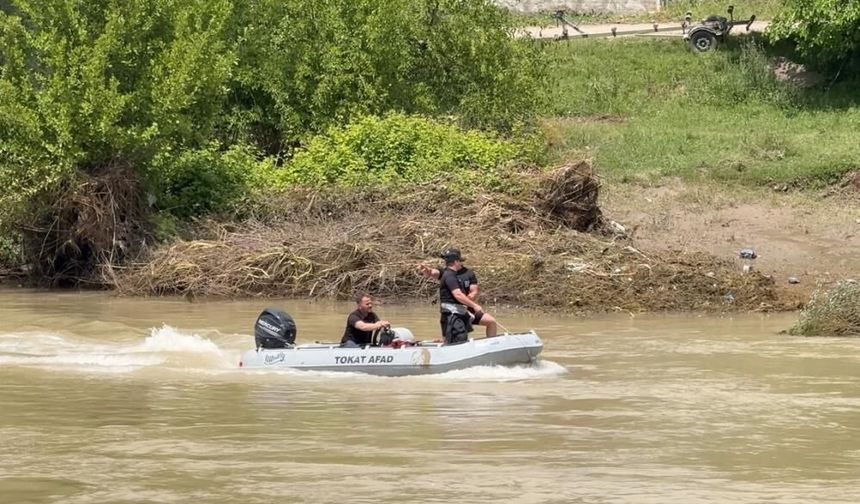 Kelkit Çayı'nda kayıp iki kişiyi arama çalışmaları sürüyor