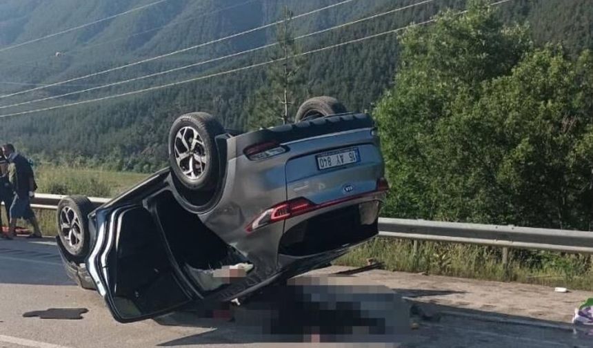 Feci trafik kazasında otomobil takla attı 1 ölü 5 yaralı