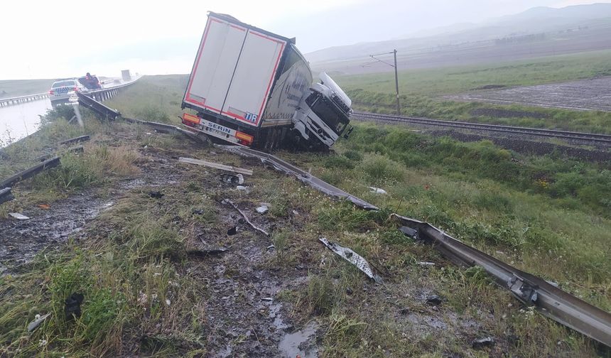 Sivas'ta Feci Kaza Tır Şarampole Uçtu