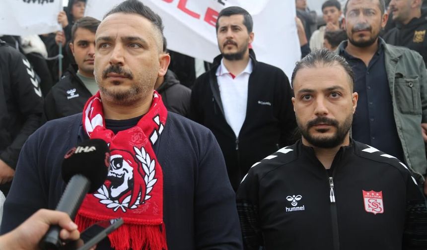 Sivasspor Taraftarı Pankartları Açıp Meydana İndi!