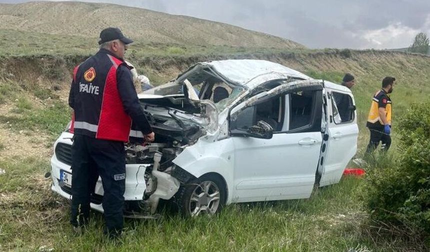 Sivas'ta feci kaza! Kontrolden çıkan araç takla attı