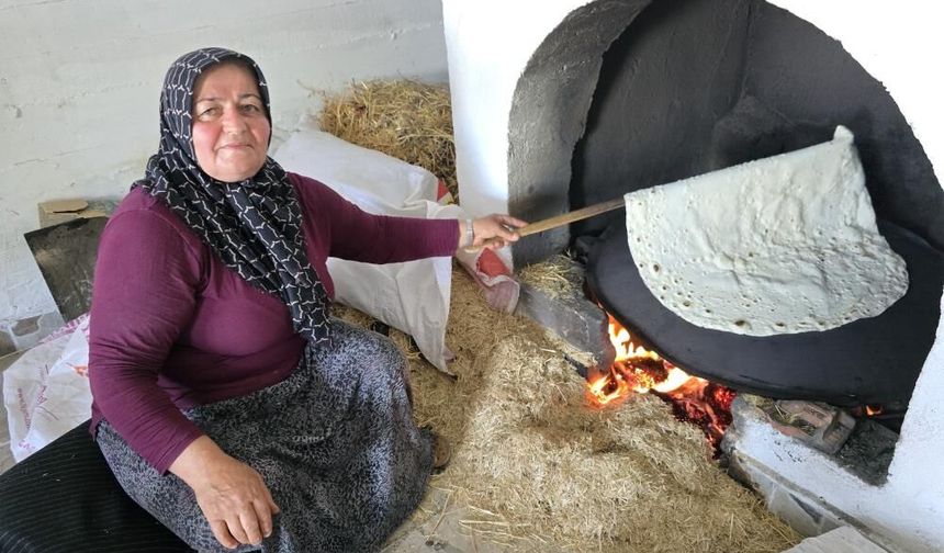 Mahalleli Kadınlar Bir Araya Gelip Yufka Ekmek İçin Sacları Kurdu!