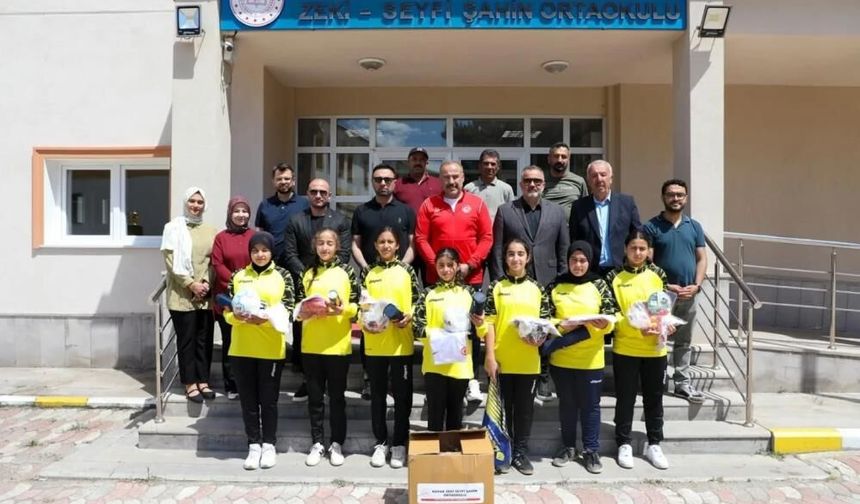 Sivas’ta okullara spor için malzeme desteği