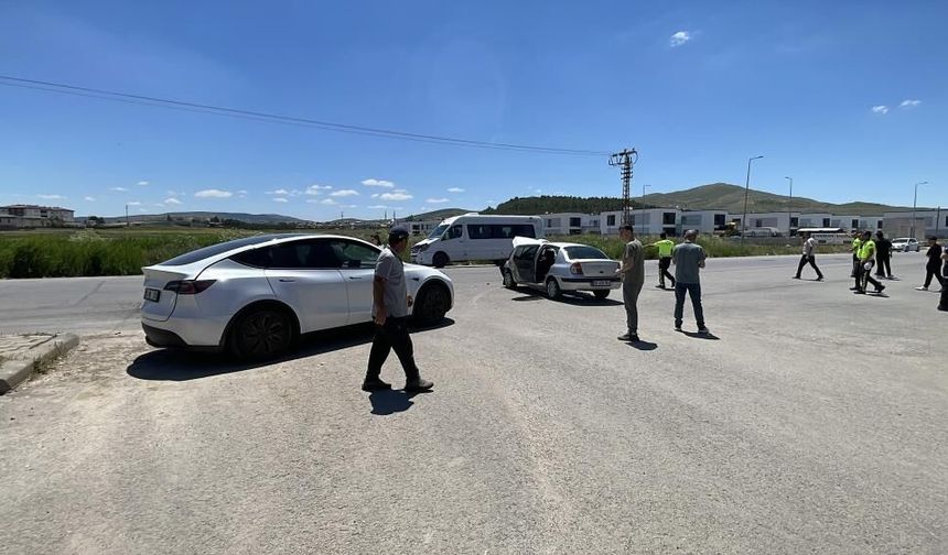 Sivas'ta otomobiller çarpıştı: 3 yaralı