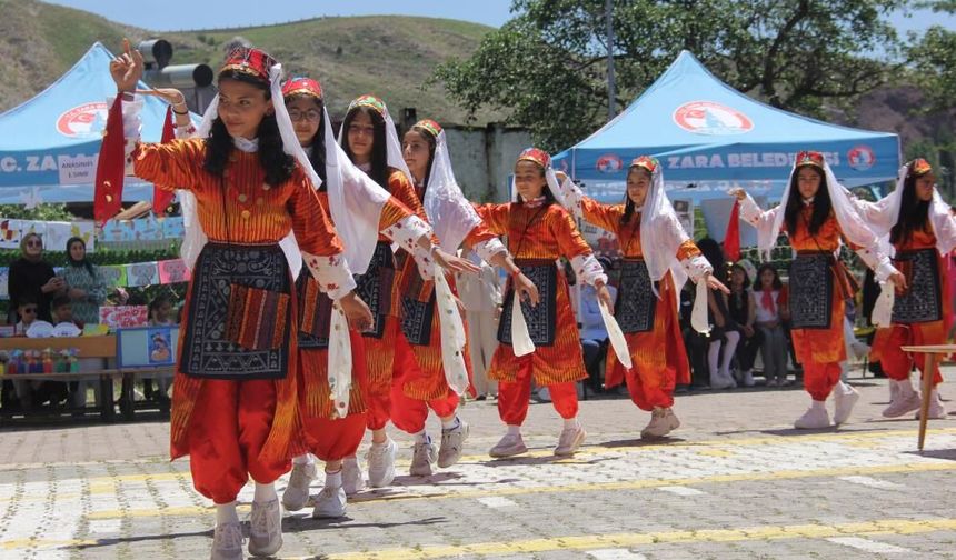 Sivas'ta öğrenciler okula güle oynaya veda etti