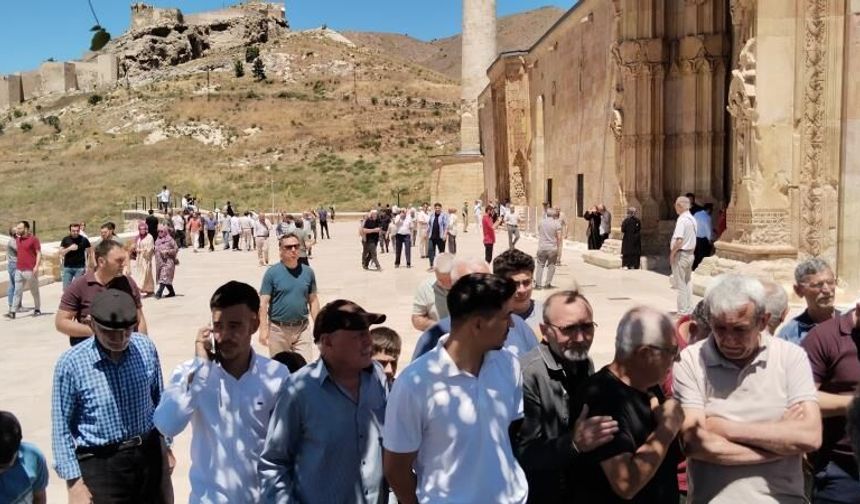 Sivas Divriği Ulu Cami'de aşure dağıtıldı