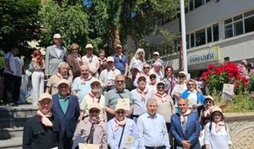 Sivas Lisesi'nde mezuniyet sevinci bu kez nesilleri aynı çatıda buluşturdu