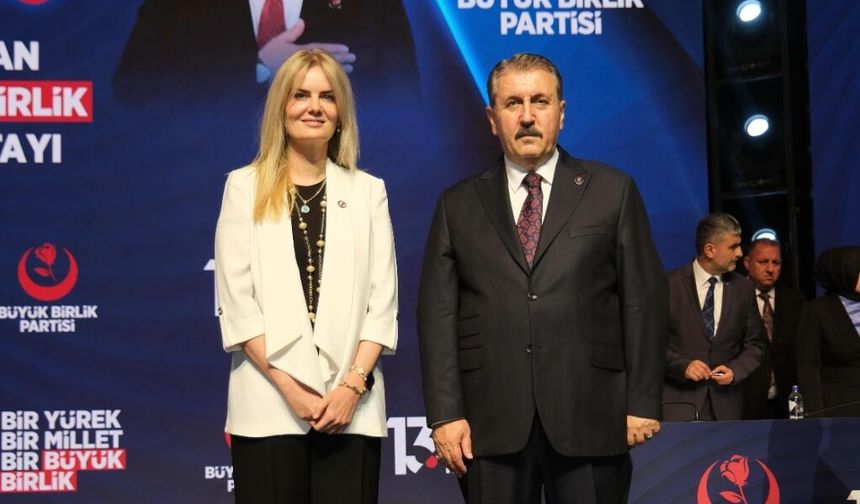 Eski Sivas Milletvekili Tahsin Irmak'ın Kızı Cahide Sezen Irmak Başkanlık Divanına Seçildi
