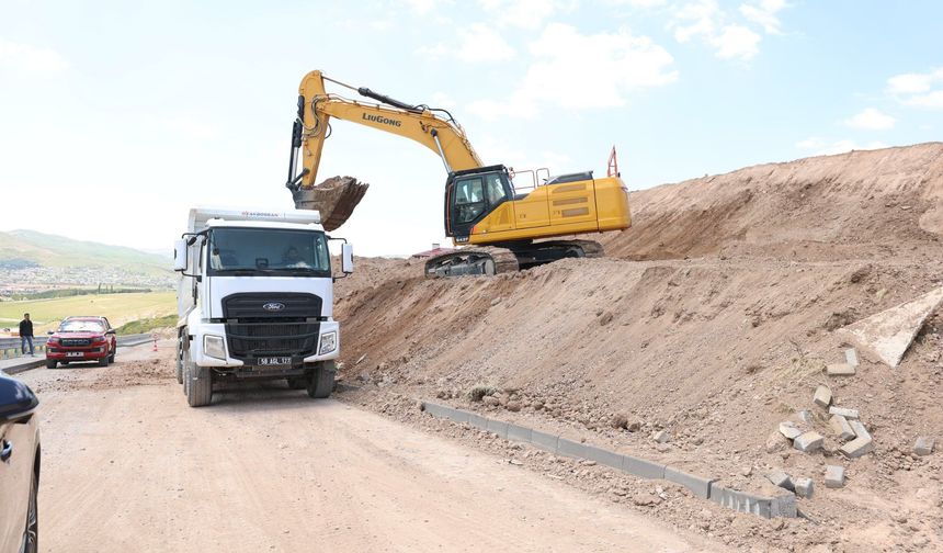 Danişment Gazi TOKİ yolunda heyelan sonrası çalışma başladı