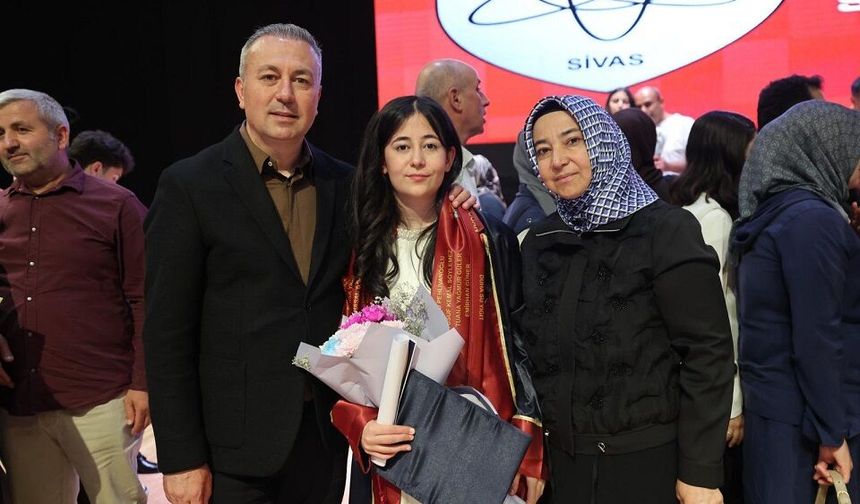 Sivas Belediye Başkanı Uzun'un mezuniyet gururu