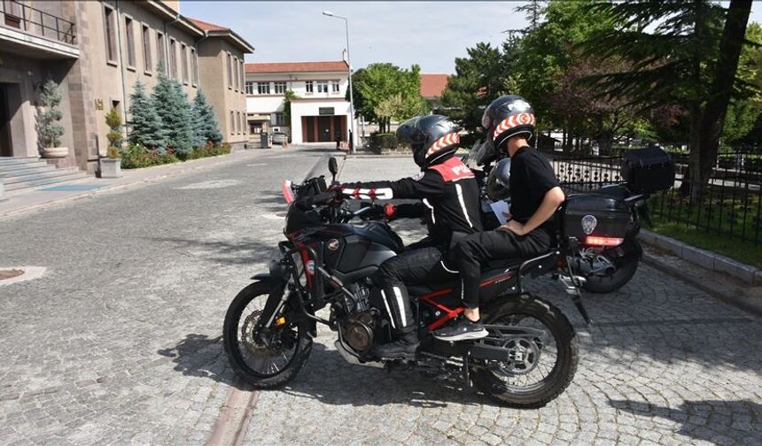 Sivas'ta polisler 9 öğrenciyi sınava yetiştirdi