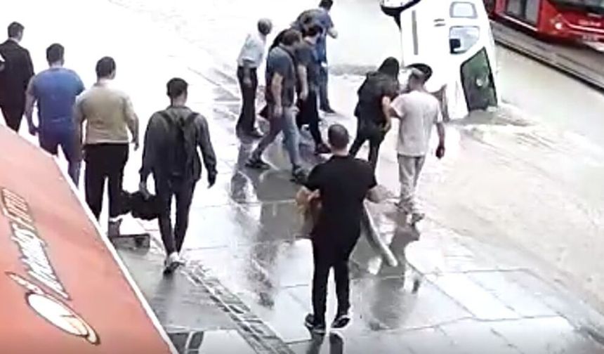 Çöken yolu göremedi, araç suya gömüldü!