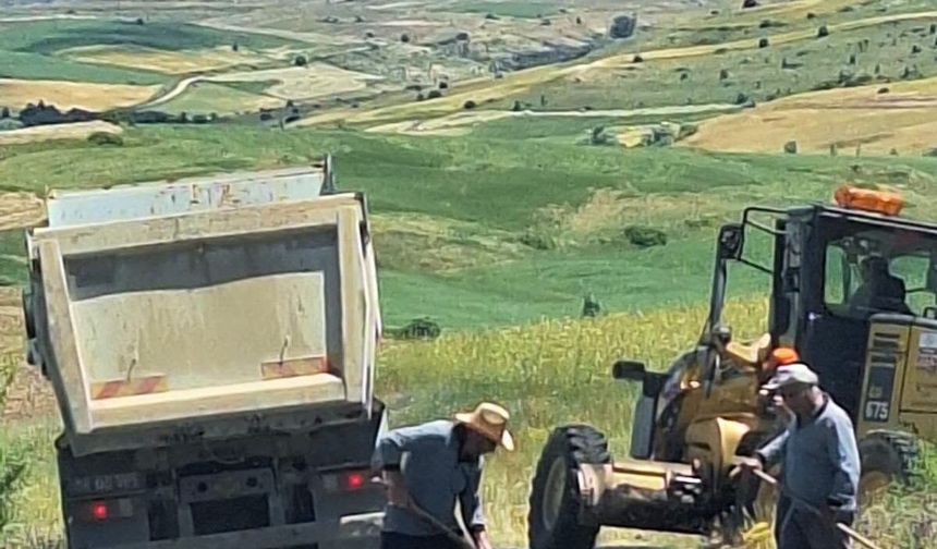 Şarkışla'da Grup Köy Yollarında Asfalt Yama Mesaisi Devam Ediyor