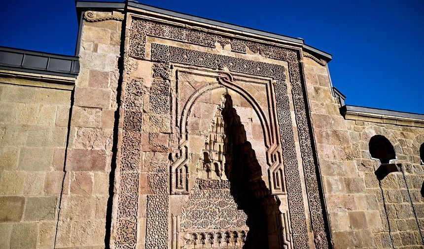 Divriği'de gölgeler kıyamda duruyor