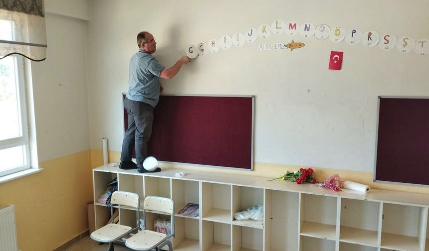 Ulaş'ta okul müdürü ve müdür yardımcısı okullarını boyuyor